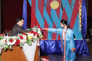 中国驻清迈总领事出席泰国清迈崇华新生华立学校毕业典礼