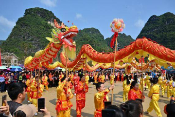 中越边民欢歌载舞共庆边关“春龙节”